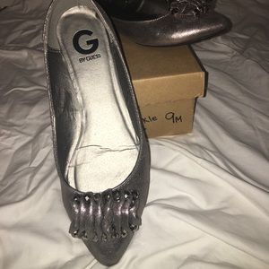 Silver guess flats like new